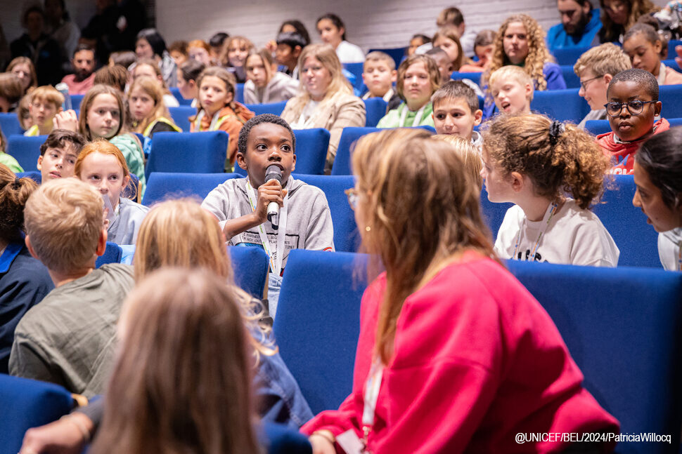 Enfant prend la parole lors d'une conférence UNICEF